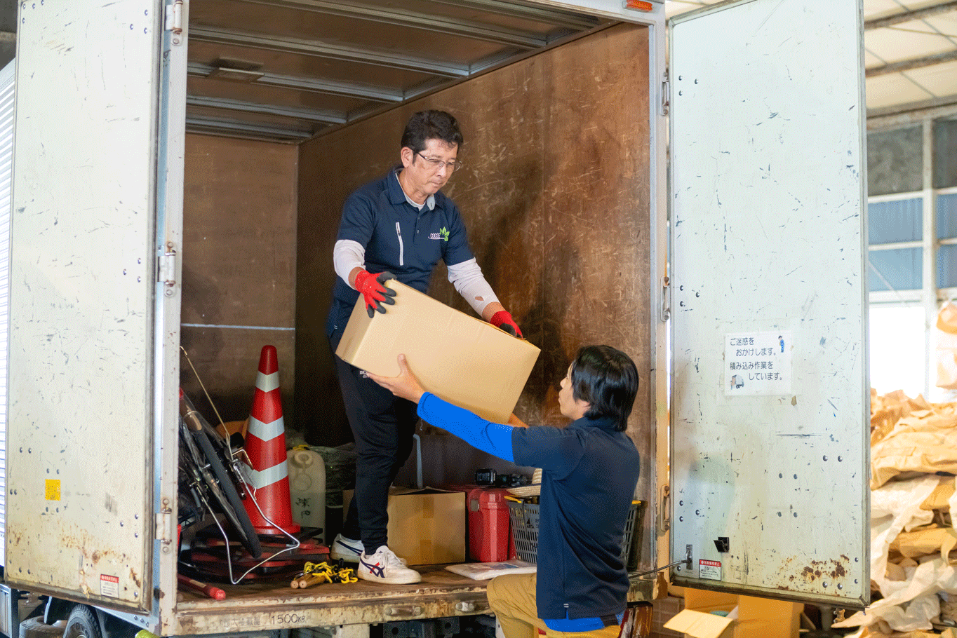 重い荷物を運びます