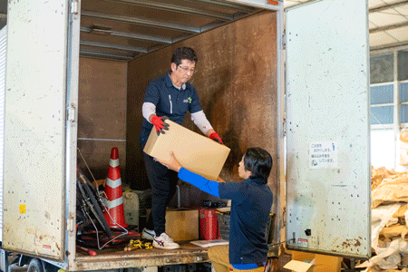 重い荷物を運びます