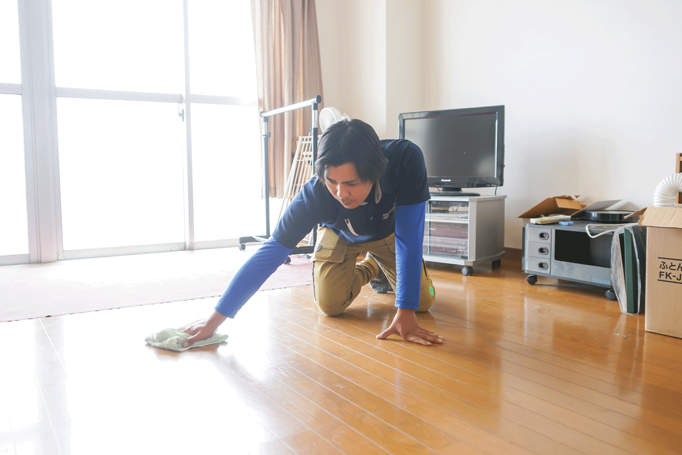 お部屋を綺麗に。床掃除もお任せください