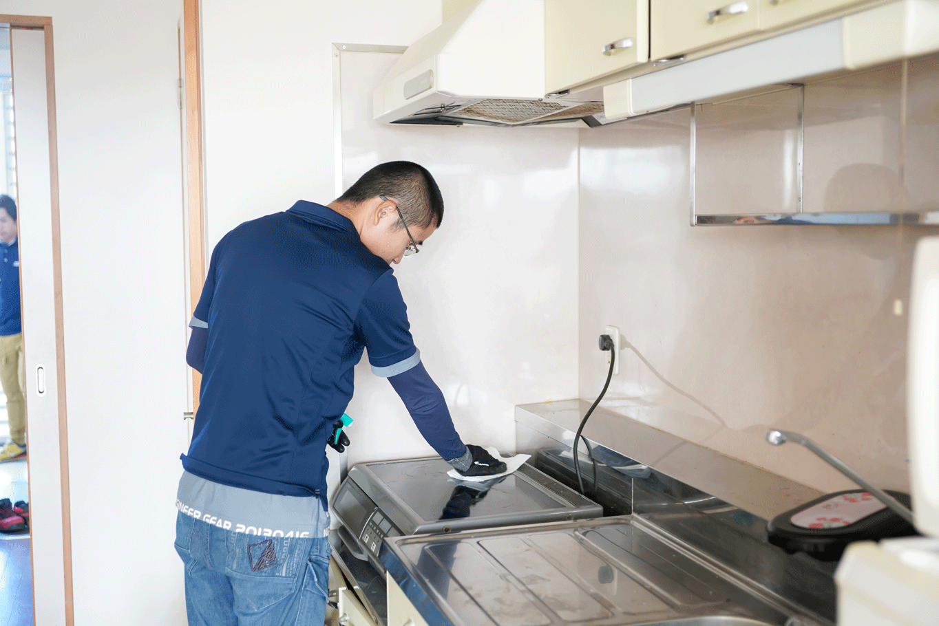 キッチン周りを油汚れも綺麗にいたします